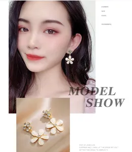 Boucles d'oreilles marguerite en argent 925, design floral simple et élégant.
