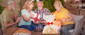 Panneau de cadeau d'anniversaire en bois avec guirlande lumineuse et noeud rouge