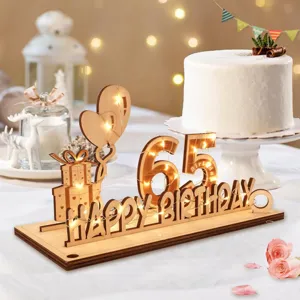 Pancarte de table en bois pour 65e anniversaire avec guirlande LED et decoration