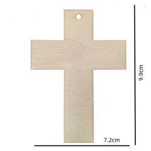 Detalle de colgante de cruz de madera en blanco, decoración DIY sin terminar con dimensiones.