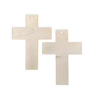 Detalle de colgante de cruz de madera virgen, superficie de textura natural para manualidades.