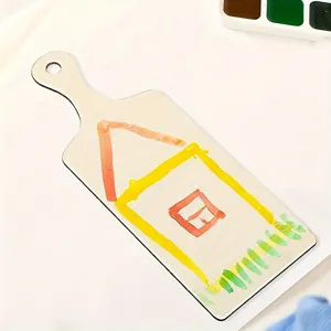 Detalle de tabla de cortar de madera en miniatura con pintura infantil hecha a mano