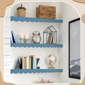 Vista detallada de estantes de pared de madera festoneados azules en una decoración acogedora.
