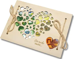 Houten geldcadeau houder met hartjes uitsparingen en touw strikken voor originele cadeaus.