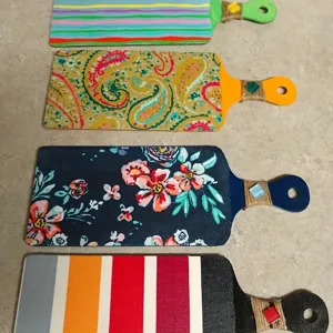 Primer plano de detalles de mini tablas de cortar de madera coloridas y manualidades.