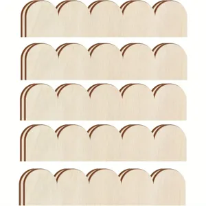 Detalle de molduras de madera sin terminar en forma de abanico para decoración de bricolaje.