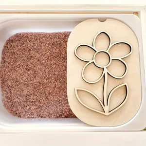 Detailaufnahme des hölzernen hohlen Blumenuntersetzers, natürliche Holzstruktur, Tablett.
