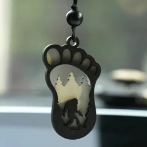 Ornement Suspendu de Voiture Bigfoot en Bois Pendentif Homme Sauvage de Forêt Évidé Double Couche Décoration Intérieur Auto