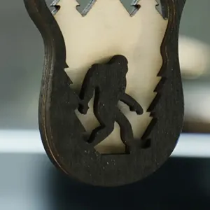 Ornement de voiture Bigfoot en bois, silhouette de Sasquatch en forêt, décoration en bois détaillée.