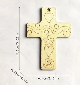 Colgante de cruz de madera manualidad en blanco decoracion colgante con motivos grabados.