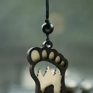 Ornement suspendu de voiture empreinte Bigfoot en bois, pendentif détail nature.