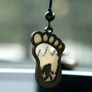 Détail de pendentif de voiture Bigfoot en bois, double couche creuse de pins et silhouette Sasquatch.