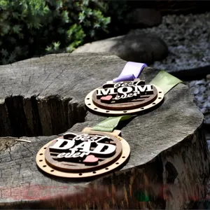 Vista di dettaglio dell'ornamento a medaglia in legno per la festa di mamma e papà.