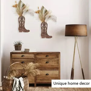 Vista detallada del florero de pared de bota vaquera de madera en decoración hogareña.