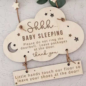 Targa in legno per porta sonno del bambino con corda in pelle e testo inciso decorativo.