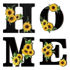 Hölzerne HOME Buchstaben Wanddekoration mit Sonnenblumen und grünen Blättern für Innendekoration.