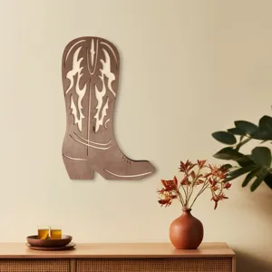 Vista detallada de la decoración de pared de madera en forma de bota de vaquero, rústico.