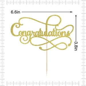 Détail de cake topper de remise de diplôme à paillettes dorées avec dimensions claires.