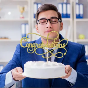 Décoration de gâteau scintillante dorée félicitations pour fête de remise de diplôme.