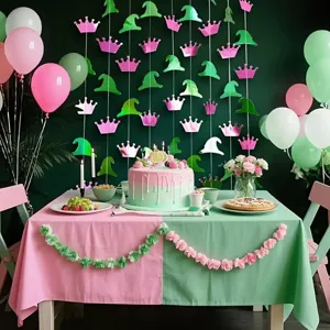 Gedetailleerd overzicht van groene en roze heksenfeest hangende decoraties voor verjaardag.