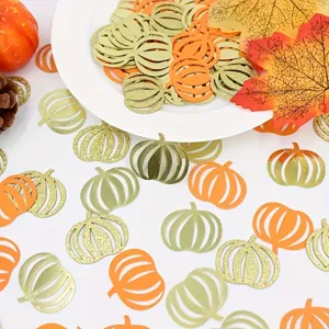 Vista dettagliata di coriandoli di zucca autunnali sul tavolo, perfetti per decorazioni di Halloween.