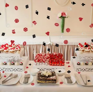 Vista dettagliata di confetti di ciliegie carini e decorazioni per feste sul tavolo.