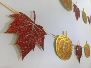 Primer plano detalle de banner brillante con hojas de arce de otoño y calabazas festivas.