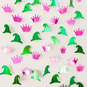 Glanzende groene heksenhoed en roze kroon papier slinger voor Halloween feest decor.
