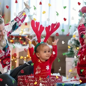 Weihnachtsparty Konfetti Szene mit glitzernden Tischdeko Elementen im stimmungsvollen Einsatz.