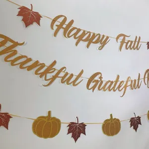 Guirlanda de fiesta de otoño con calabazas brillantes y hojas de arce para decoración.