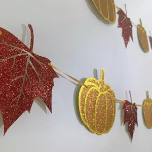 Guirlande brillante de Acción de Gracias con hojas de arce y calabazas de otoño fiesta.