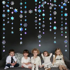 Scène de détail de guirlande de flocons de neige holographique pour fête hivernale.