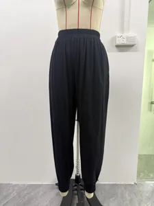 Vue détaillée pantalon harem noir en lin pour femme, taille élastique, coupe ample décontractée.