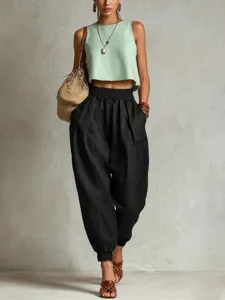 Détail rapproché de pantalon harem décontracté en lin et coton avec taille élastique.