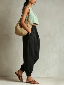 Vue détaillée du pantalon harem noir en lin pour femme avec taille élastique et revers.