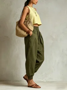 Vue détaillée de pantalon harem décontracté en lin avec taille élastique et bas en olive.