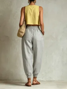 Vue arrière de pantalon sarouel décontracté en lin pour femme, taille élastique confortable.