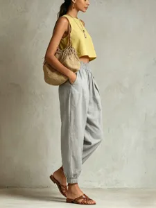 Détail de profil de pantalon harem décontracté en lin pour femme avec taille élastique et revers.