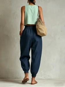 Vue détaillée du pantalon harem en lin pour femme, taille élastique, coupe ample et casual.