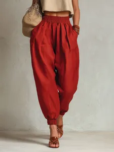 Vue détaillée de pantalon harem rouge en lin et coton, taille élastique, décontracté.