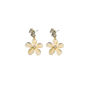 Belles boucles d'oreilles fleurs blanches avec strass brillants, charmants bijoux de marguerite.