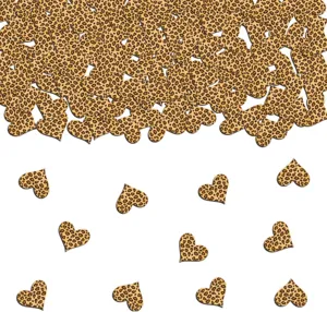 Vista dettagliata coriandoli cuore leopardato, decorazione carta festa animali.