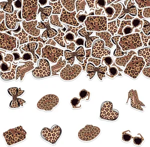 Retro Leo-Print Konfetti Party Tischstreuung mit Schleifen Hüten Sonnenbrillen Herzform.