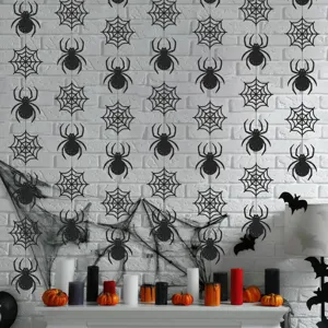 Gros plan des détails de la guirlande d'araignées scintillantes noires pour déco d'Halloween.