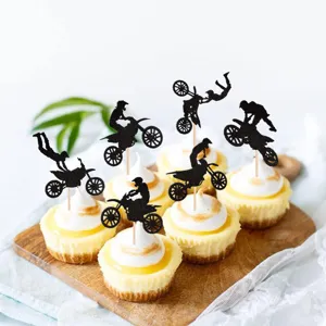 Vue détaillée des décorations de gâteau de motocross sur des cupcakes, idéal pour fêtes.