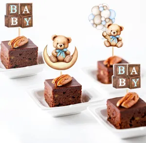 Adorables décors de cupcakes ourson bébé avec ballons bleus et blocs en bois pour fête.