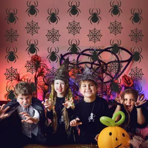 Décoration d'Halloween araignée suspendue détail scène avec accessoires noirs brillants fête