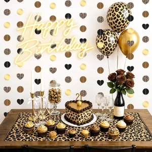 Kit de decoration fete d'anniversaire motif leoparde avec guirlandes et ballons chic deco
