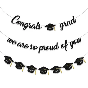 Détail de la bannière de fête de remise des diplômes avec lettres scintillantes et chapeaux.