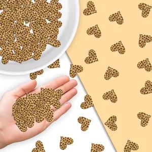 Coriandoli a cuore con stampa leopardata per festa di compleanno safari tavola